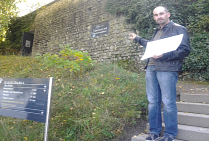 Herbstexkursion der Munzachgesellschaft Liestal 2013, Kaiseraugst, Erklärungen zur Badeanlage unter der St. Gallus-Kirches 